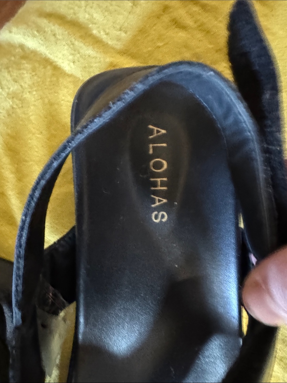 ALOHAS Two-Tone Leather Thong Sandals — Black & Cream - Picture 6 of 6